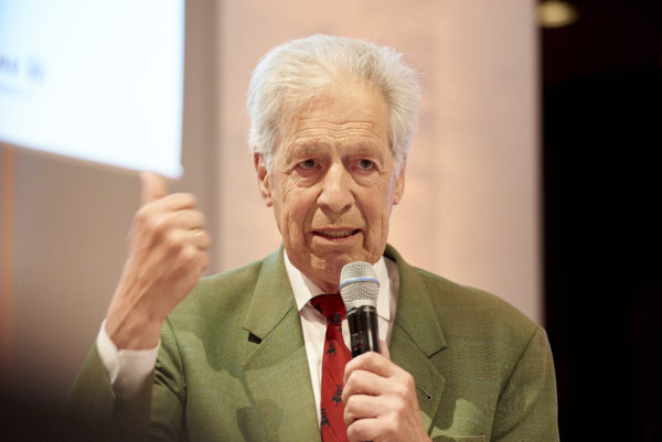 Dr. Henning Scherf beim Vortrag: Altersreise - Wie wir alt sein wollen