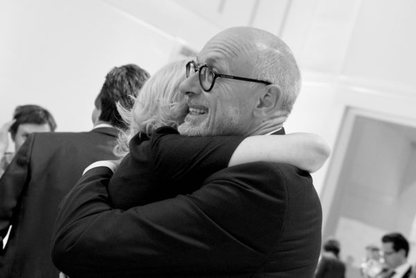 Da wird geherzt: Barbara Bertolini und Heribert Karch