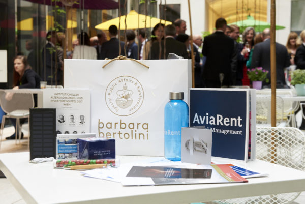 Das Goodie-Bag 2017: Golding Capital Partners-Power Bank mit M&Ms, Wellington Management Notizbox, AviaRent-Wasserflasche fürs Büro und to-go, PIMCO-Post-it-Etui, Allianz Global Investors-Multi-Tool-Werkzeug, Union Investment Bambus-Kugelschreiber und von allen Fondsgesellschaften Informationsbroschüren