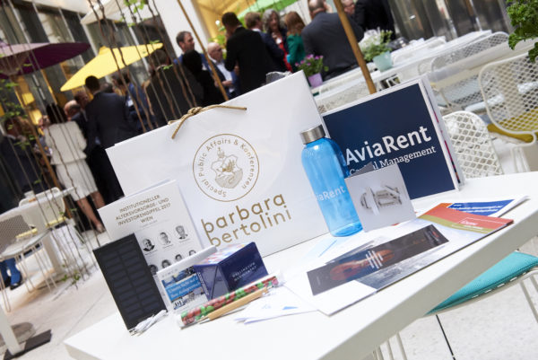 Das Goodie-Bag 2017: Golding Capital Partners-Power Bank mit M&Ms, Wellington Management Notizbox, AviaRent-Wasserflasche fürs Büro und to-go, PIMCO-Post-it-Etui, Allianz Global Investors-Multi-Tool-Werkzeug, Union Investment Bambus-Kugelschreiber und von allen Fondsgesellschaften Informationsbroschüren