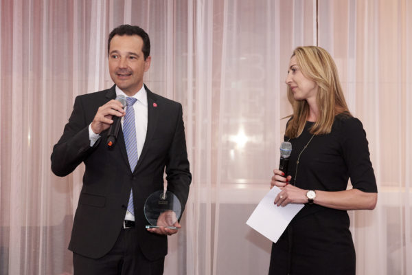 Die Ehrenauszeichnung in der betrieblichen Altersvorsorge 2017 österreichischer Politiker erhielt Mag. Gerald Loacker, NEOS