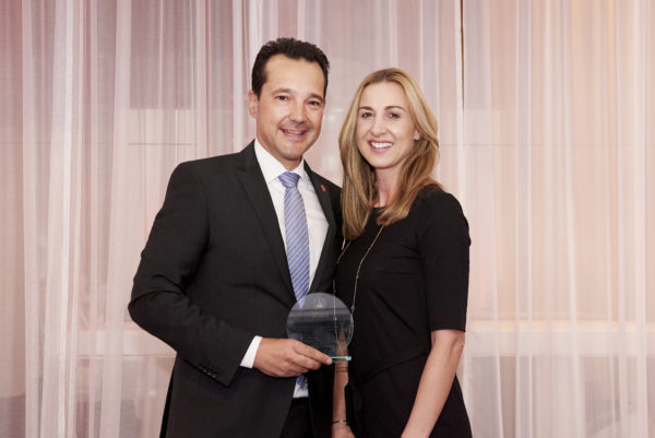 Mag. Gerald Loacker mit seinem Ehrenaward und Sandra Hofer