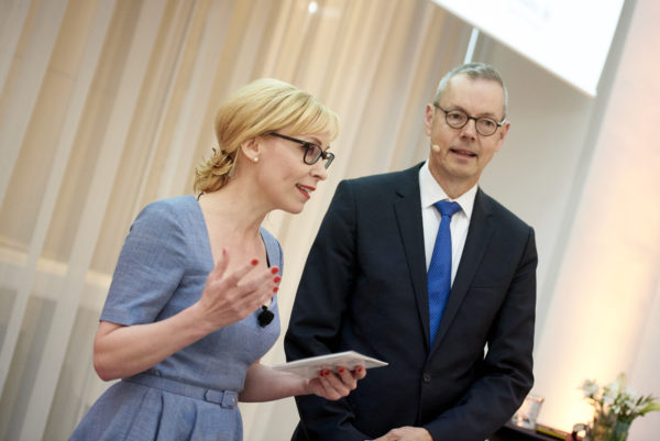Barbara Bertolini bei der Anmoderation von Prof. Dr. Peter Bofinger, einer der 5 Wirtschaftsweisen Deutschlands