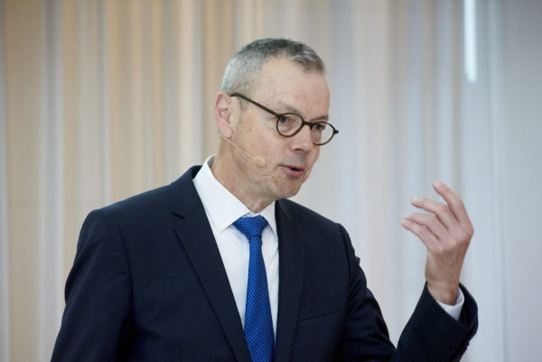 Prof. Peter Bofinger bei seiner Eröffnungs-Keynote: Weltwirtschaft im schwierigen Fahrwasser