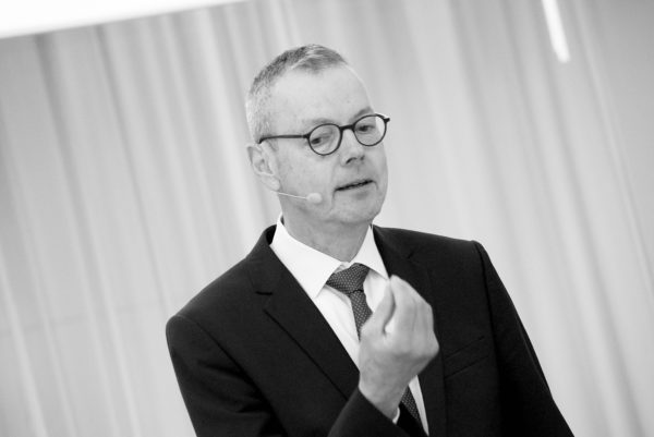 Prof. Peter Bofinger bei seiner Eröffnungs-Keynote: Weltwirtschaft im schwierigen Fahrwasser