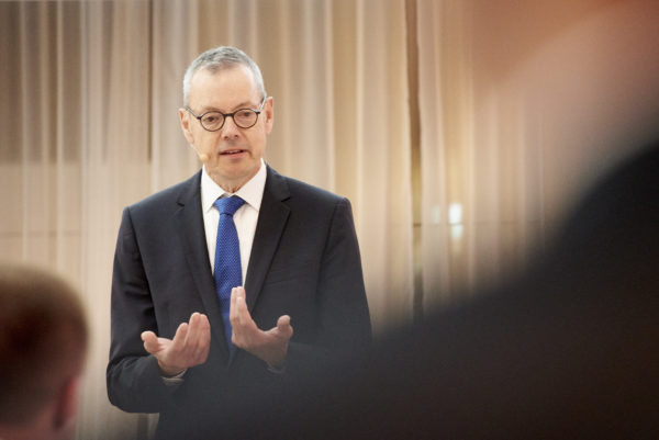 Prof. Dr. Peter Bofinger steht den Gipfelteilnehmern Rede und Antwort