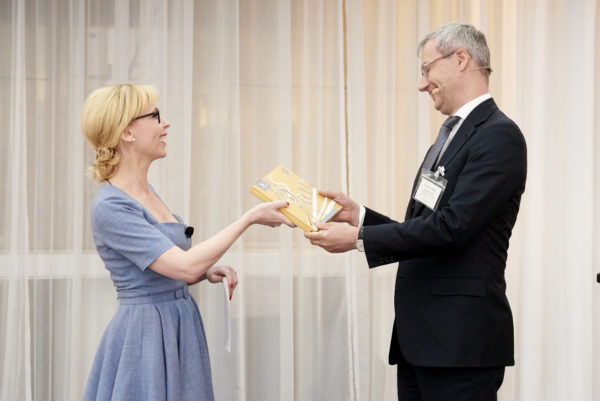 Jazz-Liebhaber Dr. Thomas Kressin bekam im Zuge der Anmoderation eine Jazz-Schallplatte aus Schokolade