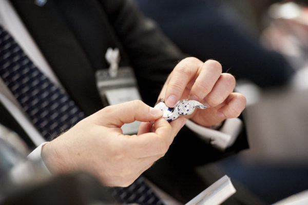 Dr. Donatella Ceccarelli brachte den Gipfelteilnehmern eine süße Leckerei aus Umbrien mit: Baci-Pralinen