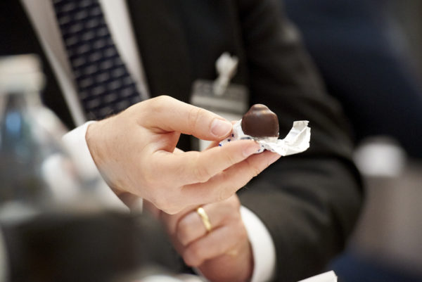 Dr. Donatella Ceccarelli brachte den Gipfelteilnehmern eine süße Leckerei aus Umbrien mit: Baci-Pralinen