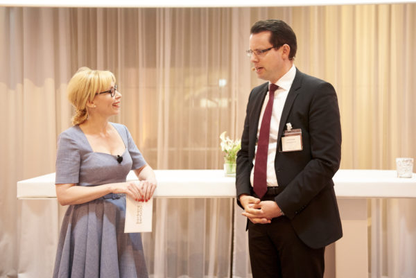 Barbara Bertolini im Talk auf der Bühne mit Dirk Homberg, Golding Capital Partners
