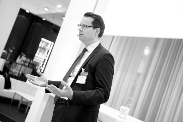 Dirk Homberg bei seinem Vortrag: Alternative Investments - strategische Portfoliobausteine in der institutionellen Veranlagung