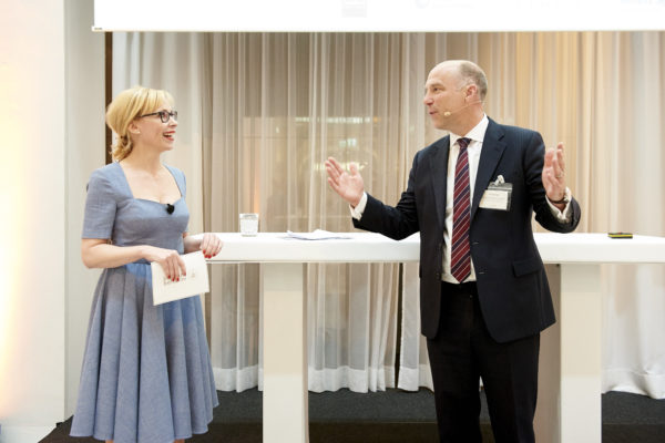 Barbara Bertolini bei der Anmoderation mit Peter Becker, Wellington Management, London