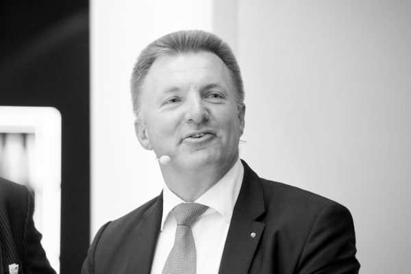 Bernhard Goliasch, SIGNAL IDUNA Gruppe bei der Podiumsdiskussion: Fixed Income versus Alternatives