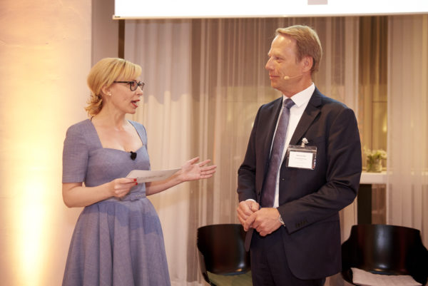 Barbara Bertolini bei der Anmoderation mit dem Vorstand der St. Elisabeth-Stiftung, Matthias Ruf