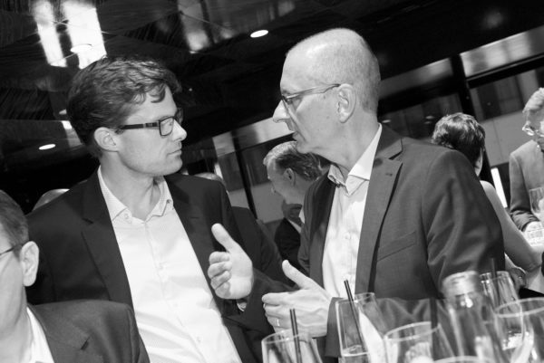 Roger Mohr, REGA Pensionskasse, Zürich, fachsimpelt mit Dkfm. Peter Karaski, Phoenix Contact, Blomberg