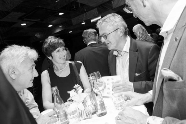 Günter Wohlgemuth, Vorstand Vermögensverwaltung, Fürsorgekasse von 1908, Krefeld plaudert mit Dr. Christine Stutz-Berger und Manfred Purps, Vorstand, SOKA-BAU