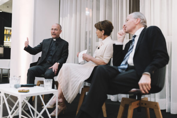 Toni Faber, Dompfarrer von St. Stephan, Mag. Karin Keglevich-Lauringer, Prof. Dr. Rudolf Taschner bei der Abschluss-Talkrunde: Woran Glauben - 10 Angebote für aufgeklärte Menschen