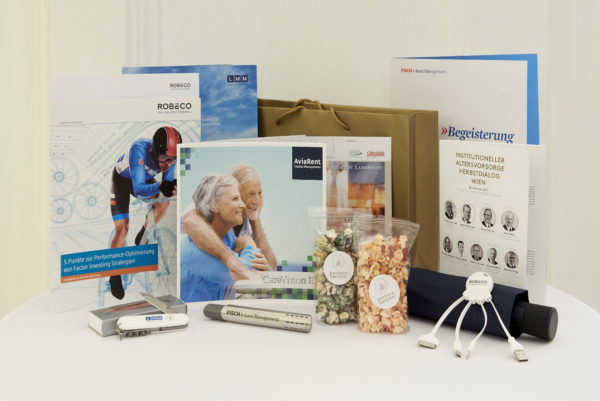 Unser Goodie Bag 2017: Nebst informativen Prospekten fanden die Gäste darin einen Fisch Asset Management-Teehelfer, eine Robeco-Ladekrake, einen AviaRent-Regenschirm, ein LMM-Schweizer Taschenmesser und Barbara Bertolini-Popcorn in verschiedenen Sorten