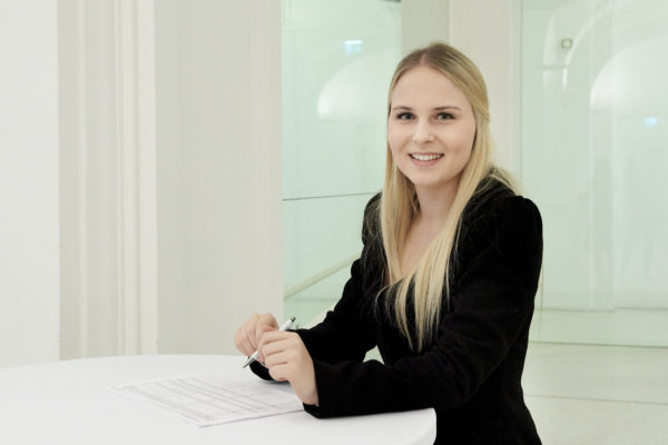 Ronja Gianna Bertolini kümmerte sich um die einwandfreie Registrierung der Gäste des Institutionellen Altersvorsorge Herbstdialoges 2017