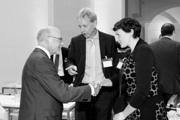 Dr. Peter Meier im Gespräch mit VD Mag. Gernot Heschl, Vorstandsvorsitzender, VBV-Pensionskasse AG und Mag. Barbara Ottawa, Redakteurin von IPE-Investment Pensions Europe