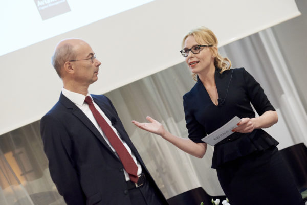 Barbara Bertolini beim Small-Talk mit Mag. Günther Schiendl, Vorstand der VBV-Pensionskasse AG