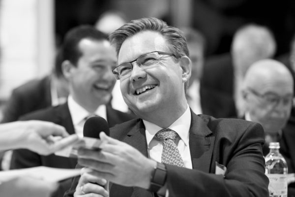 Die Freude war groß: Dr. Andreas Jurk, Vorstand, Pensionskasse der Barmer Ersatzkasse, Wuppertal gewann eine Eintrittskarte für das 3-tägige Altersvorsorge-Symposium der Gesellschaft für Zukunftssicherung und Altersvorsorge - Denkwerkstatt St. Lambrecht