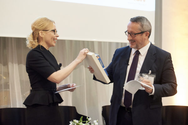 Barbara Bertolini schenkte Dr. Georg Thurnes das Buch DER SCHATZ IM SILBERSEE - sein Lieblingsbuch als Kind