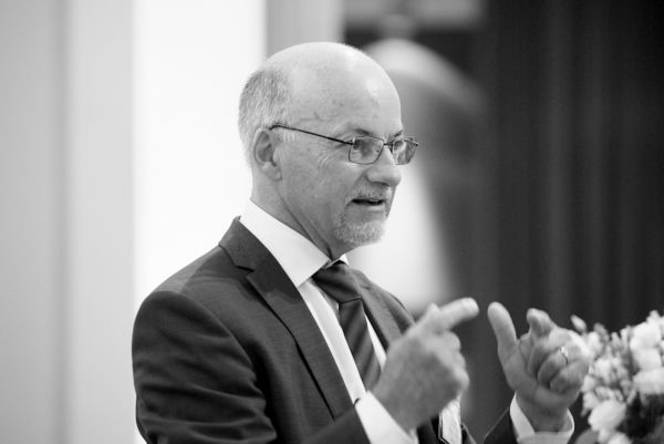 Dr. Peter Meier bei seinem Vortrag: Altersvorsorge in der Schweiz auf  Bewährungsprobe: 
Politische Polarisierung erschwert sinnvolle Reformen