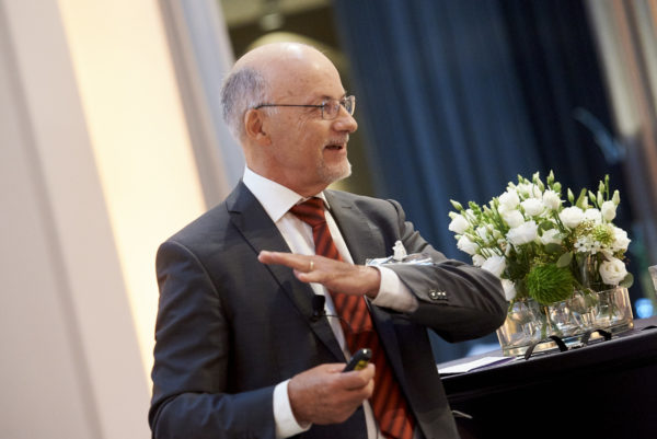 Dr. Peter Meier bei seinem Vortrag: Altersvorsorge in der Schweiz auf  Bewährungsprobe: 
Politische Polarisierung erschwert sinnvolle Reformen