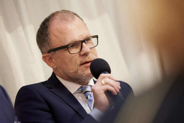 Frank Oliver Paschen während des des Experten-Roundtables: Die staatliche und private Säule stößt an ihre Grenzen: 
bAV als Best Choice