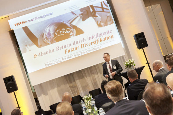 Robert Koch bei seinem Vortrag: Absolute Return durch intelligente Faktor Diversifikation 
– Bedeutung für die Fisch Pensionskasse