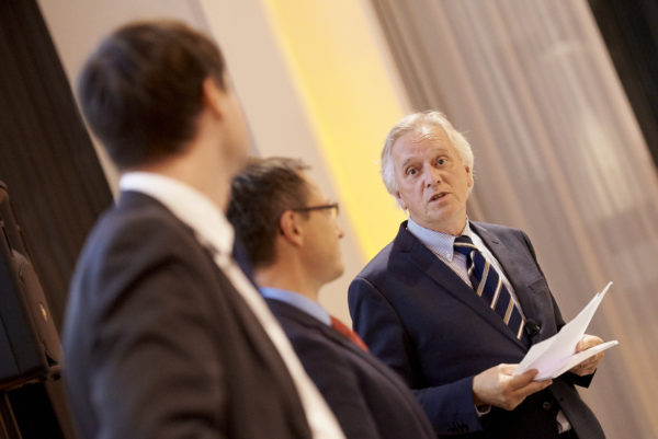 Mag. Oskar Ulreich moderierte das Gesprächsduell: Aufsichtsharmonie? Divergenzen und Gemeinsamkeiten in der
Umsetzung einer europäischen Aufsichtsarchitektur