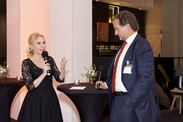 Barbara Bertolini kündigt den Schlagzeuger der Band Point 7 und Finanzvorstand der VBV Vorsorgekasse, Martin Vörös, an