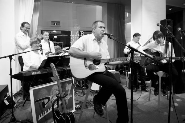 Mit Georg Danzers Song-Klassiker "Jö schau" spielte die "Insti-Band" auf und sorgte somit von Anfang an für Stimmung