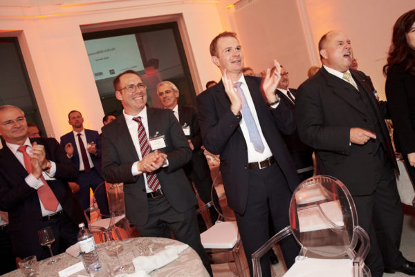 Bereits beim 2. Song konnten die Gäste nicht mehr sitzen und tanzten und sangen mit