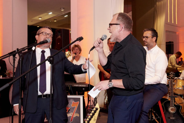 Dr. Georg Thurnes mit Frank Oliver Paschen im Duett mit dem Song "Help" von den Beatles