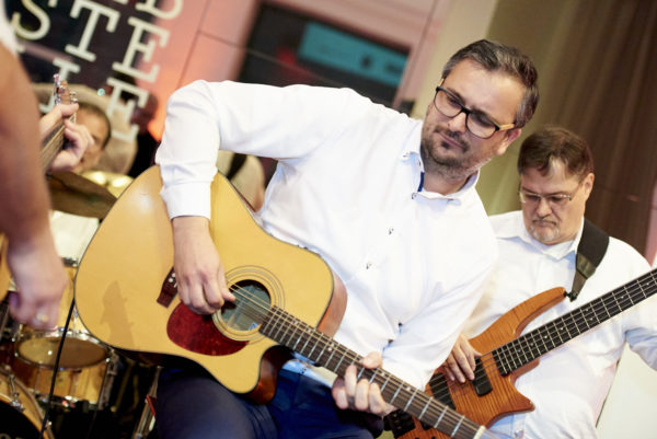 Wolfgang Weisz mit der Westerngitarre