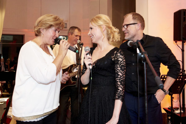 Gabi von Point 7 bedankt sich bei Barbara Bertolini für die tolle Zusammenarbeit und Vorbereitung