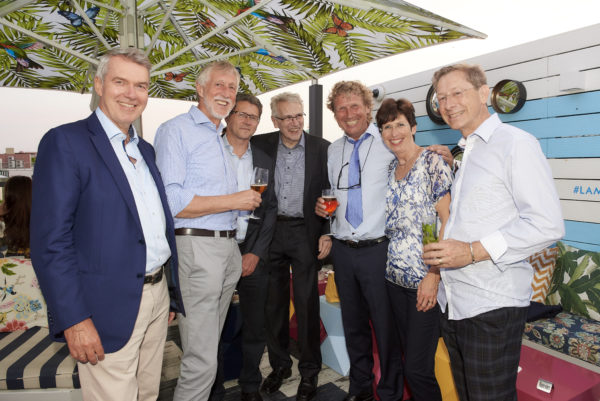 Fröhliche Runde: Reinhard Fandrey und Dr. Joachim Streit, beide Pensionskasse der Hamburger Hochbahn,  Reiner Stöhr, Rentenzuschusskasse N-ERGIE AG,  Finanzwissenschaftler Univ.-Prof. Dr. Aloys Prinz, Wirtschaftswissenschaftler Dr. Bernd Raffelhüschen, Dr. Christina Stutz, Vital Stutz, Gemini Sammelstiftung