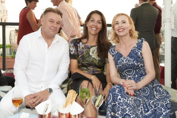 Mike Nolte und Yenna Haack, beide AviaRent Invest AG, Barbara Bertolini