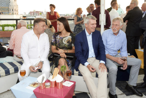 Die Gäste unterhielten sich bestens bis in den späten Abend hinein