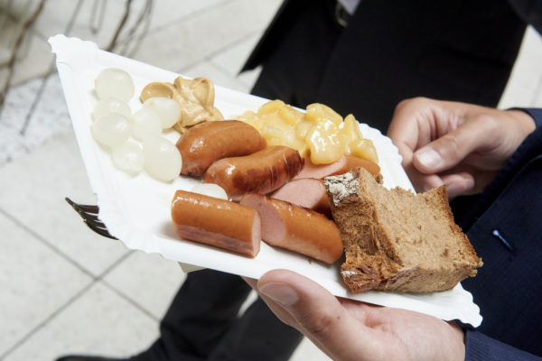 Zu Mittag gab es wieder auf Wunsch der Investoren die traditionellen Grillwürstel 