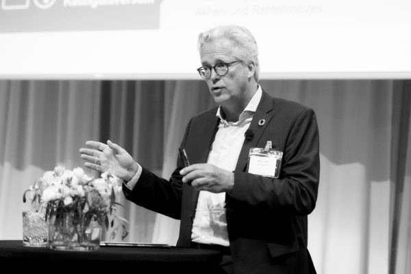 Robert Haßler bei seinem Vortrag: "Nachhaltigkeitsrateins - Moter einer nachhaltigen Welt"