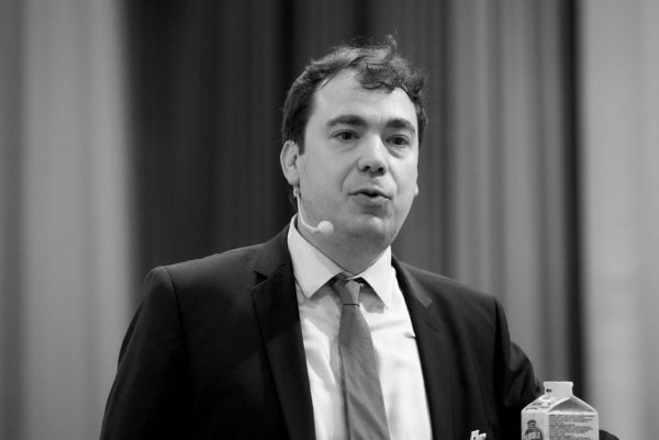 Isaak Better während seines Vortrages: "Impact Investing - mit Investitionen einen positiven Einfluss auf die Welt nehmen"