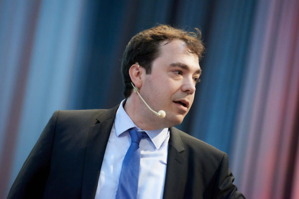 Isaak Better während seines Vortrages: "Impact Investing - mit Investitionen einen positiven Einfluss auf die Welt nehmen"