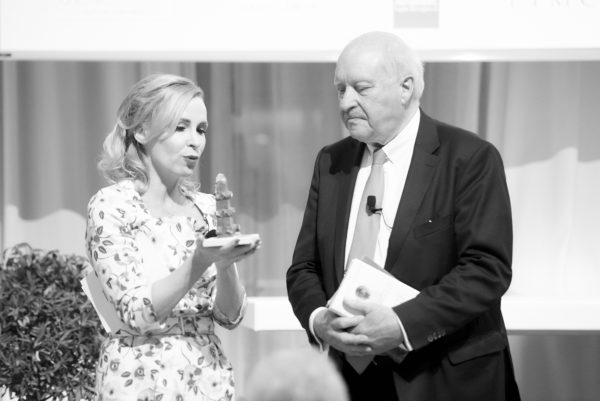 Konrad Adenauer bekommt von Barbara Bertolini ein 500 Jahre altes Werkstück vom Wiener Stephansdom. Ein Unikat, welches seit dem Jahr 1520 am Singertor eingearbeitet war und 2018 im Zuge von Renovierungsarbeiten ausgetauscht wurde