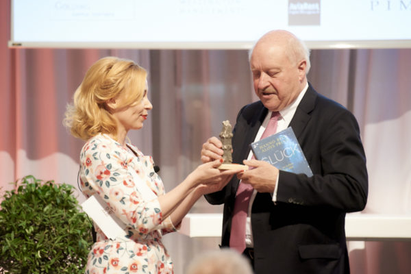 Konrad Adenauer bekommt von Barbara Bertolini ein 500 Jahre altes Werkstück vom Wiener Stephansdom. Ein Unikat, welches seit dem Jahr 1520 am Singertor eingearbeitet war und 2018 im Zuge von Renovierungsarbeiten ausgetauscht wurde