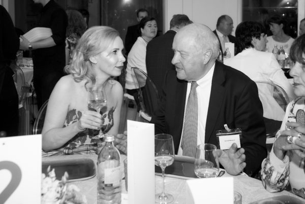 Barbara Bertolini beim Gala-Dinner im Gespräch mit Konrad Adenauer