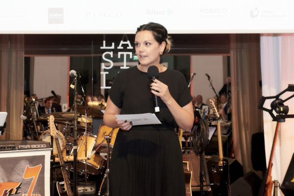 Mag. Daniela Lehenbauer moderierte die Award-Verleihung am Gala-Abend des Institutionellen Altersvorsorge- und Investorengipfels 2018