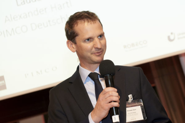 Alexander Hartl hielt die Laudatio für Mag. Gerald Loacker, der zum zweiten Mal in Folge den Preis für die Zukunftssicherung der Altersvorsorge Österreich erhielt.